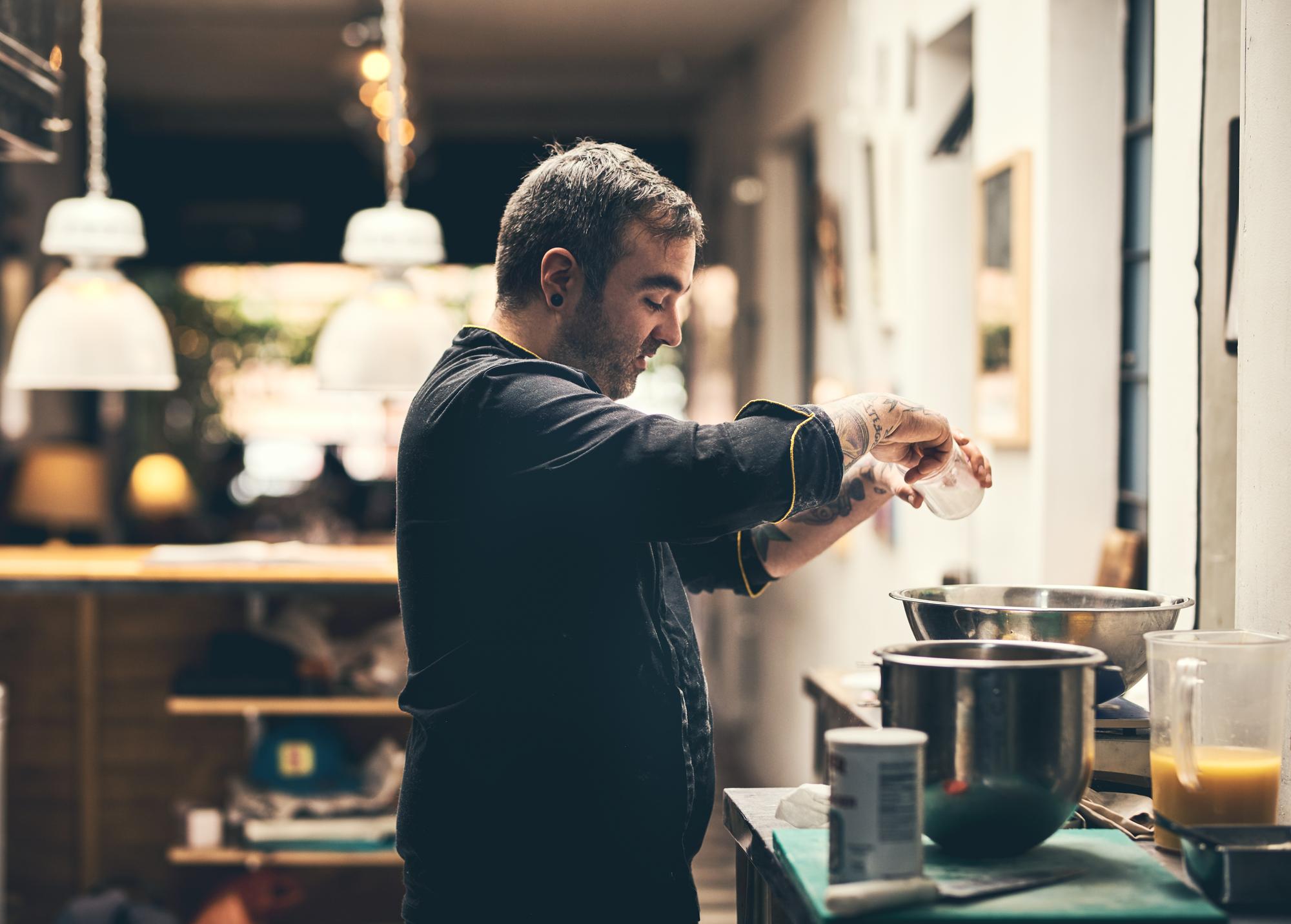 Chef calibrating a timer for bulk service